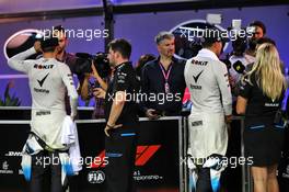 (L to R): Robert Kubica (POL) Williams Racing and George Russell (GBR) Williams Racing with the media. 21.09.2019. Formula 1 World Championship, Rd 15, Singapore Grand Prix, Marina Bay Street Circuit, Singapore, Qualifying Day.