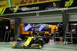 Daniel Ricciardo (AUS) Renault F1 Team RS19 leaves the pits. 21.09.2019. Formula 1 World Championship, Rd 15, Singapore Grand Prix, Marina Bay Street Circuit, Singapore, Qualifying Day.