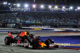 Alexander Albon (THA) Red Bull Racing RB15. 21.09.2019. Formula 1 World Championship, Rd 15, Singapore Grand Prix, Marina Bay Street Circuit, Singapore, Qualifying Day.