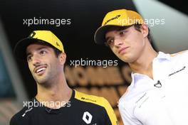 Daniel Ricciardo (AUS), Renault F1 Team and Lando Norris (GBR), McLaren F1 Team  21.09.2019. Formula 1 World Championship, Rd 15, Singapore Grand Prix, Marina Bay Street Circuit, Singapore, Qualifying Day.