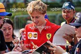 Brendon Hartley (NZL) Ferrari Test and Simulator Driver signs autographs for the fans. 21.09.2019. Formula 1 World Championship, Rd 15, Singapore Grand Prix, Marina Bay Street Circuit, Singapore, Qualifying Day.