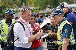 Jos Verstappen (NLD) signs autographs for the fans. 21.09.2019. Formula 1 World Championship, Rd 15, Singapore Grand Prix, Marina Bay Street Circuit, Singapore, Qualifying Day.