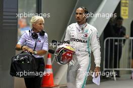 Lewis Hamilton (GBR) Mercedes AMG F1 with Angela Cullen (NZL) Mercedes AMG F1 Physiotherapist. 21.09.2019. Formula 1 World Championship, Rd 15, Singapore Grand Prix, Marina Bay Street Circuit, Singapore, Qualifying Day.