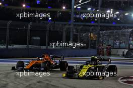 Nico Hulkenberg (GER) Renault F1 Team RS19 and Carlos Sainz Jr (ESP) McLaren MCL34. 21.09.2019. Formula 1 World Championship, Rd 15, Singapore Grand Prix, Marina Bay Street Circuit, Singapore, Qualifying Day.
