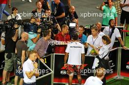 Lewis Hamilton (GBR) Mercedes AMG F1 with the media. 21.09.2019. Formula 1 World Championship, Rd 15, Singapore Grand Prix, Marina Bay Street Circuit, Singapore, Qualifying Day.