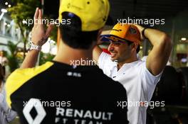 (L to R): Daniel Ricciardo (AUS) Renault F1 Team with Carlos Sainz Jr (ESP) McLaren. 21.09.2019. Formula 1 World Championship, Rd 15, Singapore Grand Prix, Marina Bay Street Circuit, Singapore, Qualifying Day.
