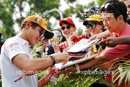 Lando Norris (GBR) McLaren signs autographs for the fans. 21.09.2019. Formula 1 World Championship, Rd 15, Singapore Grand Prix, Marina Bay Street Circuit, Singapore, Qualifying Day.