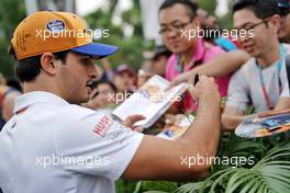 Carlos Sainz Jr (ESP) McLaren signs autographs for the fans. 21.09.2019. Formula 1 World Championship, Rd 15, Singapore Grand Prix, Marina Bay Street Circuit, Singapore, Qualifying Day.