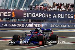 Daniil Kvyat (RUS) Scuderia Toro Rosso STR14 with smoke being emitted. 21.09.2019. Formula 1 World Championship, Rd 15, Singapore Grand Prix, Marina Bay Street Circuit, Singapore, Qualifying Day.