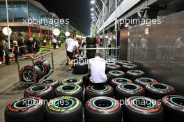 Mercedes AMG F1 mechanics with Pirelli tyres in the paddock. 21.09.2019. Formula 1 World Championship, Rd 15, Singapore Grand Prix, Marina Bay Street Circuit, Singapore, Qualifying Day.
