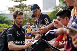 Romain Grosjean (FRA) Haas F1 Team signs autographs for the fans. 21.09.2019. Formula 1 World Championship, Rd 15, Singapore Grand Prix, Marina Bay Street Circuit, Singapore, Qualifying Day.