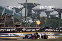 Pierre Gasly (FRA) Scuderia Toro Rosso STR14 sends sparks flying. 21.09.2019. Formula 1 World Championship, Rd 15, Singapore Grand Prix, Marina Bay Street Circuit, Singapore, Qualifying Day.