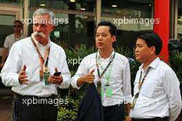 Chase Carey (USA) Formula One Group Chairman (Left) with Vietnam GP Promotors. 22.09.2019. Formula 1 World Championship, Rd 15, Singapore Grand Prix, Marina Bay Street Circuit, Singapore, Race Day.