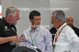 John Waldron (USA) President and COO of Goldman Sachs (Centre) with Chase Carey (USA) Formula One Group Chairman (Right). 22.09.2019. Formula 1 World Championship, Rd 15, Singapore Grand Prix, Marina Bay Street Circuit, Singapore, Race Day.