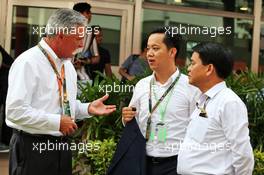 Chase Carey (USA) Formula One Group Chairman (Left) with Vietnam GP Promotors. 22.09.2019. Formula 1 World Championship, Rd 15, Singapore Grand Prix, Marina Bay Street Circuit, Singapore, Race Day.