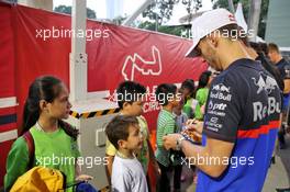 Pierre Gasly (FRA) Scuderia Toro Rosso with grid kids on the drivers parade. 22.09.2019. Formula 1 World Championship, Rd 15, Singapore Grand Prix, Marina Bay Street Circuit, Singapore, Race Day.