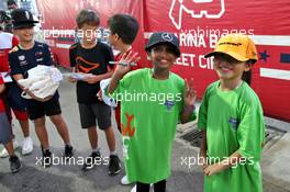 Grid kids on the drivers parade. 22.09.2019. Formula 1 World Championship, Rd 15, Singapore Grand Prix, Marina Bay Street Circuit, Singapore, Race Day.