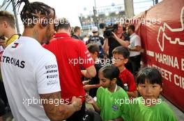 Lewis Hamilton (GBR) Mercedes AMG F1 with grid kids on the drivers parade. 22.09.2019. Formula 1 World Championship, Rd 15, Singapore Grand Prix, Marina Bay Street Circuit, Singapore, Race Day.