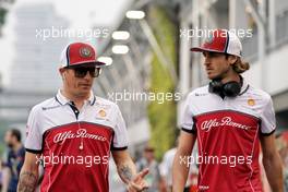(L to R): Kimi Raikkonen (FIN) Alfa Romeo Racing with Antonio Giovinazzi (ITA) Alfa Romeo Racing. 22.09.2019. Formula 1 World Championship, Rd 15, Singapore Grand Prix, Marina Bay Street Circuit, Singapore, Race Day.