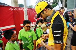 Daniel Ricciardo (AUS) Renault F1 Team with grid kids. 22.09.2019. Formula 1 World Championship, Rd 15, Singapore Grand Prix, Marina Bay Street Circuit, Singapore, Race Day.