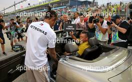 Lewis Hamilton (GBR) Mercedes AMG F1 on the drivers parade. 22.09.2019. Formula 1 World Championship, Rd 15, Singapore Grand Prix, Marina Bay Street Circuit, Singapore, Race Day.