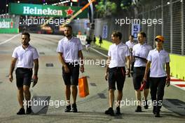 Lando Norris (GBR) McLaren walks the circuit with the team. 19.09.2019. Formula 1 World Championship, Rd 15, Singapore Grand Prix, Marina Bay Street Circuit, Singapore, Preparation Day.