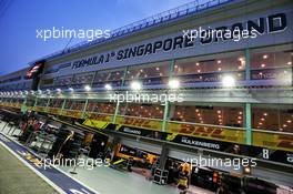 Renault F1 Team pit garages. 19.09.2019. Formula 1 World Championship, Rd 15, Singapore Grand Prix, Marina Bay Street Circuit, Singapore, Preparation Day.