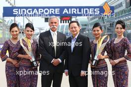 Chase Carey (USA) Formula One Group Chairman with Goh Choon Phong, CEO of Singapore Airlines - Title Sponsor agreement to 2021. 19.09.2019. Formula 1 World Championship, Rd 15, Singapore Grand Prix, Marina Bay Street Circuit, Singapore, Preparation Day.