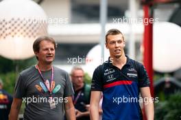 Daniil Kvyat (RUS) Scuderia Toro Rosso wio Michael Schmidt (GER) Journalist. 19.09.2019. Formula 1 World Championship, Rd 15, Singapore Grand Prix, Marina Bay Street Circuit, Singapore, Preparation Day.