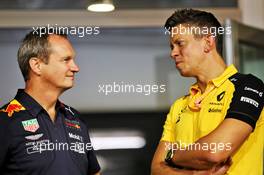 (L to R): Paul Monaghan (GBR) Red Bull Racing Chief Engineer with Marcin Budkowski (POL) Renault F1 Team Executive Director. 19.09.2019. Formula 1 World Championship, Rd 15, Singapore Grand Prix, Marina Bay Street Circuit, Singapore, Preparation Day.