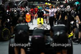 Mercedes AMG F1 practices a pit stop. 19.09.2019. Formula 1 World Championship, Rd 15, Singapore Grand Prix, Marina Bay Street Circuit, Singapore, Preparation Day.