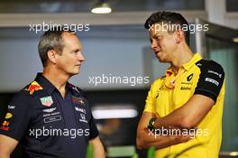 (L to R): Paul Monaghan (GBR) Red Bull Racing Chief Engineer with Marcin Budkowski (POL) Renault F1 Team Executive Director. 19.09.2019. Formula 1 World Championship, Rd 15, Singapore Grand Prix, Marina Bay Street Circuit, Singapore, Preparation Day.