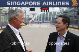 Chase Carey (USA) Formula One Group Chairman with Goh Choon Phong, CEO of Singapore Airlines - Title Sponsor agreement to 2021. 19.09.2019. Formula 1 World Championship, Rd 15, Singapore Grand Prix, Marina Bay Street Circuit, Singapore, Preparation Day.