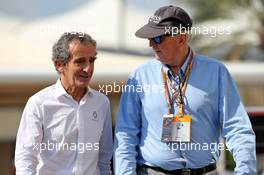 (L to R): Alain Prost (FRA) Renault F1 Team Special Advisor with John Watson (GBR). 29.11.2019. Formula 1 World Championship, Rd 21, Abu Dhabi Grand Prix, Yas Marina Circuit, Abu Dhabi, Practice Day.