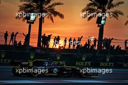 Daniel Ricciardo (AUS) Renault F1 Team RS19.                                29.11.2019. Formula 1 World Championship, Rd 21, Abu Dhabi Grand Prix, Yas Marina Circuit, Abu Dhabi, Practice Day.