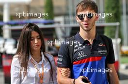 Pierre Gasly (FRA) Scuderia Toro Rosso with his girlfriend Caterina Masetti Zannini (ITA). 29.11.2019. Formula 1 World Championship, Rd 21, Abu Dhabi Grand Prix, Yas Marina Circuit, Abu Dhabi, Practice Day.