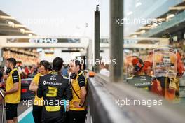 Daniel Ricciardo (AUS) Renault F1 Team on the grid. 01.12.2019. Formula 1 World Championship, Rd 21, Abu Dhabi Grand Prix, Yas Marina Circuit, Abu Dhabi, Race Day.