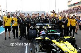 Daniel Ricciardo (AUS) Renault Sport F1 Team RS19 with his car crew. 01.12.2019. Formula 1 World Championship, Rd 21, Abu Dhabi Grand Prix, Yas Marina Circuit, Abu Dhabi, Race Day.