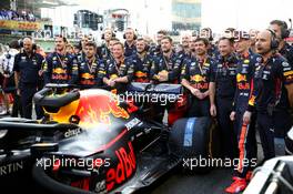 Max Verstappen (NLD) Red Bull Racing RB15 and his car crew. 01.12.2019. Formula 1 World Championship, Rd 21, Abu Dhabi Grand Prix, Yas Marina Circuit, Abu Dhabi, Race Day.
