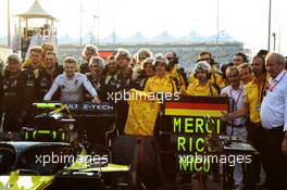 Nico Hulkenberg (GER) Renault F1 Team with the team on the grid. 01.12.2019. Formula 1 World Championship, Rd 21, Abu Dhabi Grand Prix, Yas Marina Circuit, Abu Dhabi, Race Day.