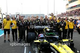 Daniel Ricciardo (AUS) Renault Sport F1 Team RS19 with his car crew. 01.12.2019. Formula 1 World Championship, Rd 21, Abu Dhabi Grand Prix, Yas Marina Circuit, Abu Dhabi, Race Day.