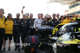 Nico Hulkenberg (GER) Renault Sport F1 Team RS19 and his car crew. 01.12.2019. Formula 1 World Championship, Rd 21, Abu Dhabi Grand Prix, Yas Marina Circuit, Abu Dhabi, Race Day.