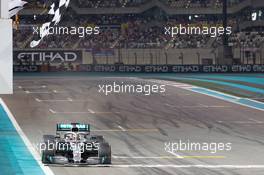 Race winner Lewis Hamilton (GBR) Mercedes AMG F1 W10 takes the chequered flag at the end of the race. 01.12.2019. Formula 1 World Championship, Rd 21, Abu Dhabi Grand Prix, Yas Marina Circuit, Abu Dhabi, Race Day.