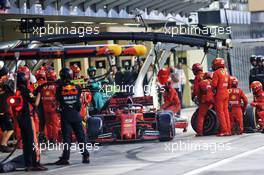 Sebastian Vettel (GER) Ferrari SF90 makes a pit stop. 01.12.2019. Formula 1 World Championship, Rd 21, Abu Dhabi Grand Prix, Yas Marina Circuit, Abu Dhabi, Race Day.