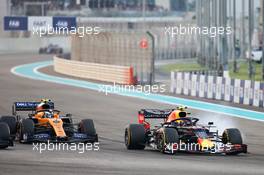 Alexander Albon (THA) Red Bull Racing RB15 and Lando Norris (GBR) McLaren MCL34 battle for position. 01.12.2019. Formula 1 World Championship, Rd 21, Abu Dhabi Grand Prix, Yas Marina Circuit, Abu Dhabi, Race Day.