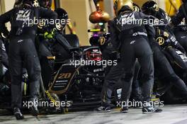 Kevin Magnussen (DEN) Haas VF-19 makes a pit stop. 01.12.2019. Formula 1 World Championship, Rd 21, Abu Dhabi Grand Prix, Yas Marina Circuit, Abu Dhabi, Race Day.