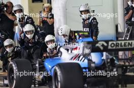 Robert Kubica (POL) Williams Racing FW42 makes a pit stop. 01.12.2019. Formula 1 World Championship, Rd 21, Abu Dhabi Grand Prix, Yas Marina Circuit, Abu Dhabi, Race Day.