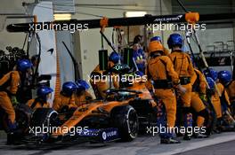 Lando Norris (GBR) McLaren MCL34 makes a pit stop. 01.12.2019. Formula 1 World Championship, Rd 21, Abu Dhabi Grand Prix, Yas Marina Circuit, Abu Dhabi, Race Day.