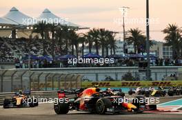 Alexander Albon (THA) Red Bull Racing RB15. 01.12.2019. Formula 1 World Championship, Rd 21, Abu Dhabi Grand Prix, Yas Marina Circuit, Abu Dhabi, Race Day.