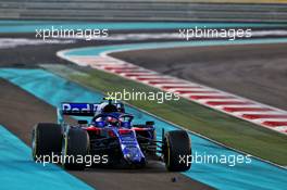 Pierre Gasly (FRA) Scuderia Toro Rosso STR14 with a broken front wing at the start of the race. 01.12.2019. Formula 1 World Championship, Rd 21, Abu Dhabi Grand Prix, Yas Marina Circuit, Abu Dhabi, Race Day.